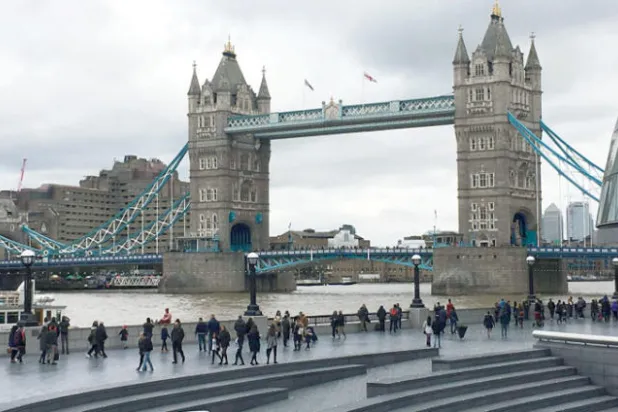 جسر برج لندن الذي يربط بين ضفتي نهر التيمز