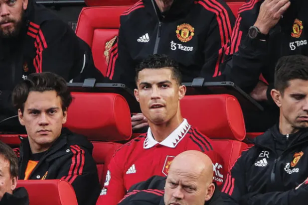 رونالدو بات حبيس مقاعد الاحتياط في عهد المدرب إريك تن هاغ (أ.ف.ب)