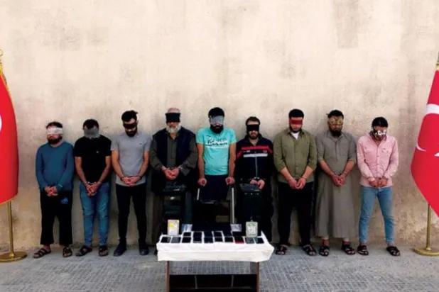 صورة موزعة من «الداخلية» التركية لعناصر من داعش قُبض عليهم في مدينة الباب