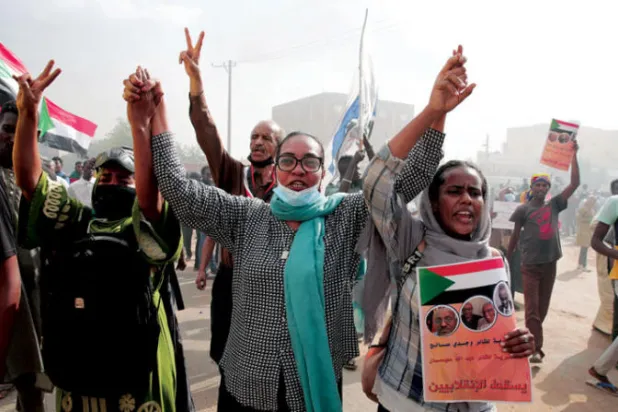 مظاهرة مضادة للانقلابيين في الخرطوم (أ.ب)