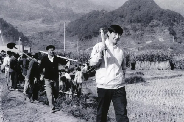 Komünist Parti lideri Şi Cinping 1988’de kırsaldaki tarım çalışmaları sırasında (Xinhua -AP)