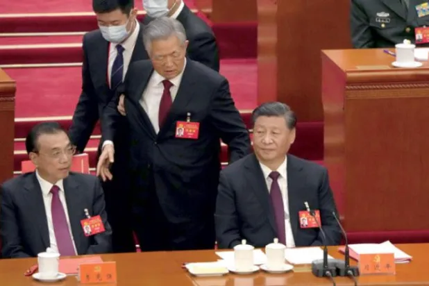 گزشتہ روز بیجنگ میں کمیونسٹ پارٹی کانگریس کے دوران سابق صدر ہوجن تاؤ کو ہال سے ہٹائے جانے پر صدر شی جن پنگ اور وزیر اعظم لی کی چیانگ بیٹھے رہے (اے.پی)