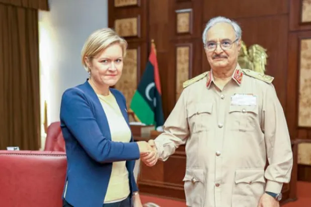 حفتر، بن غازی میں برطانوی سفیر کا خیر مقدم کرتے ہوئے (نیشنل آرمی کمانڈ)