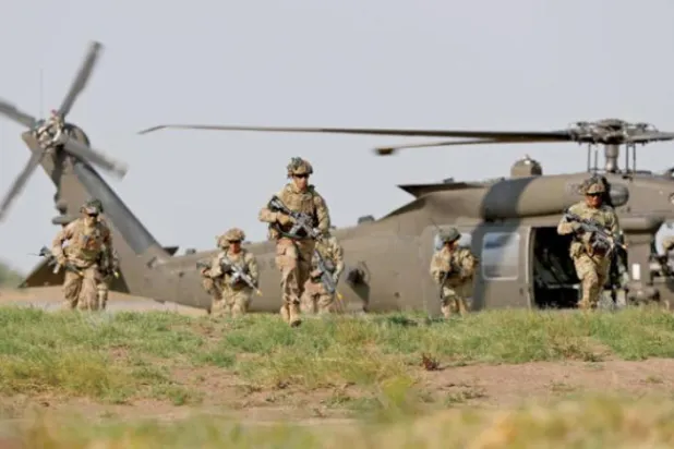 یورپ میں ایئر بورن یونٹ 101 کے عناصر رومانیہ میں اپنی فوجی مشقوں کے دوران (ای.پی.اے)