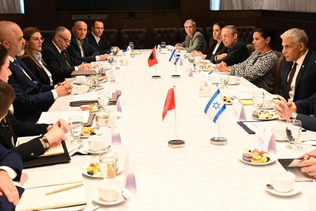 صورة وزعها مكتب رئيس الوزراء الإسرائيلي يائير لابيد للقائه مع نظيره الألباني إيدي راما والوفد المرافق الأحد