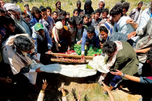مشيعون يحملون جثمان أحد الأطفال اليمنيين المصابين بالسرطان الذين قضوا غداة تلقي دواء ملوث في أحد مستشفيات صنعاء (رويترز)