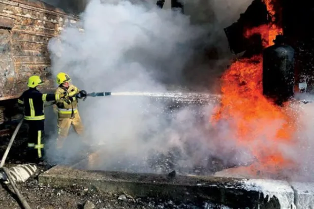 یوکرین کے فائر فائٹرز ہفتے کے روز یوکرین کے شمال مغربی علاقے ریونے میں ایک پاور پلانٹ میں (اے ایف پ)
