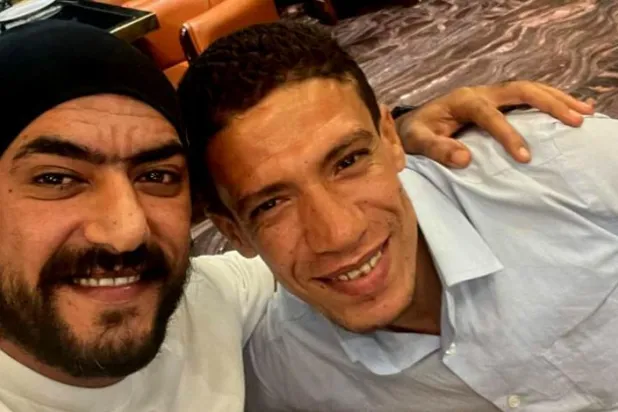 Kıyafetleri nedeniyle restorandan kovulan temizlikçiye Mısırlılardan destek