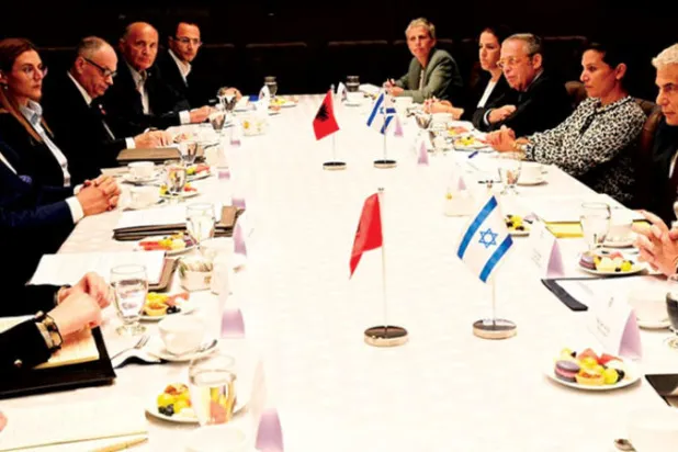 صورة وزعها مكتب رئيس الوزراء الإسرائيلي للقائه مع نظيره الألباني والوفد المرافق