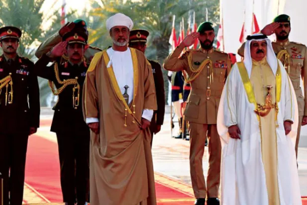 جانب من استقبال الملك حمد بن عيسى ملك البحرين للسلطان هيثم بن طارق سلطان عمان في المنامة أمس (الشرق الأوسط)