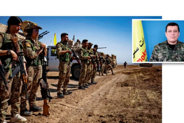 عناصر من «قوات سوريا الديمقراطية» في ريف الحسكة في 7 سبتمبر الماضي (أ.ف.ب)... وفي الاطار قائد «قوات سوريا الديمقراطية» مظلوم عبدي