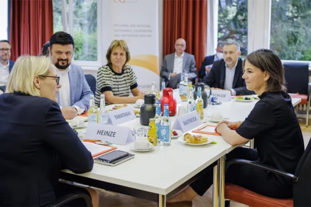 این عکس از جلسه گفتگو درباره استراتژی امنیتی آلمان با حضور آنالینا بربوک  در حساب توییتر اندیشکده کارپو منتشر شده است