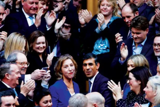 رشی سونک کو کل لندن میں پارٹی کی قیادت میں اپنی جیت کا اعلان کرنے کے بعد قدامت پسند جماعت کے اراکین کے بیچ میں دیکھا جا سکتا ہے (اے بی)