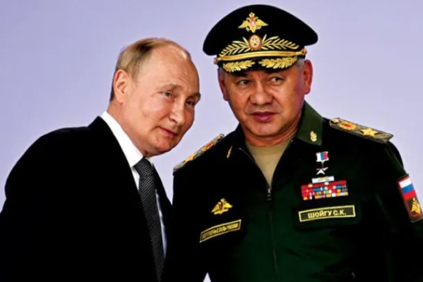 گزشتہ اگست کے دوران روسی صدر ولادیمیر پوٹن کو اپنے وزیر دفاع سرگئی شوئیگو کے ساتھ دیکھا جا سکتا ہے (اے پی پی)