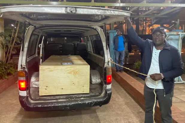 نعش يحمل جثمان المذيع أرشد شريف أمام مشرحة تشيرومو بنيروبي (رويترز)