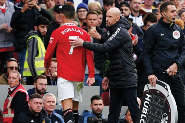 تن هاغ... هل بدأ يعتبر دور رونالدو مع يونايتد هامشياً (إ.ب.أ)
