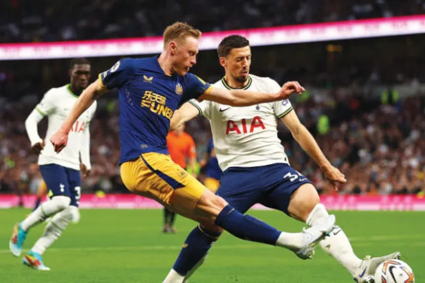 مدافع توتنهام لينغليه (يمين) في صراع على الكرة مع لاعب نيوكاسل لونغستاف في مواجهة الفريقين الأخيرة (رويترز)