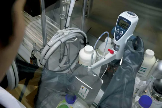 أحد علماء «واي تيك» للتقنية في الارجنتين يتعامل مع عينة من الليثيوم (أ.ف.ب)