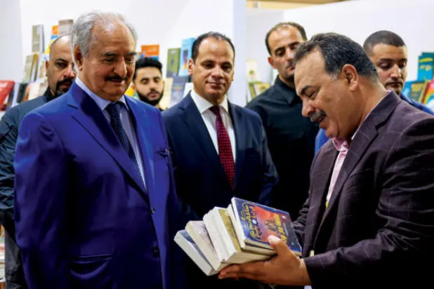 صورة وزعها مكتب المشير حفتر لزيارته معرض بنغازي للكتاب