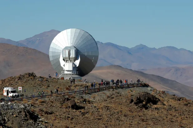 أشخاص شوهدوا قبل كسوف الشمس عام 2019 في مرصد لا سيلا الأوروبي الجنوبي في كوكيمبو بتشيلي (رويترز)