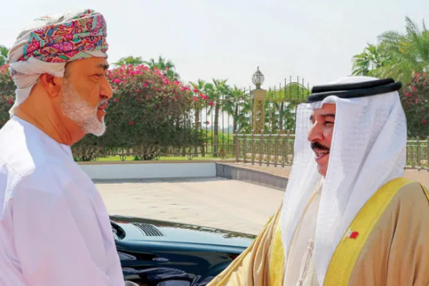 العاهل البحريني لدى توديعه سلطان عمان أمس (بنا)