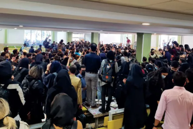 طلاب يرددون شعارات في جامعة بهشتي الثلاثاء (تويتر)