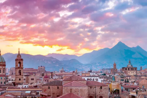 باليرمو مدينة مسورة بالجبال الداكنة والبراكين (شاتر ستوك)