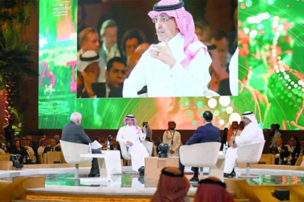 وزير المالية السعودية خلال مشاركته جلسة حوارية مع وزير مالية البحرين والشريك الإداري لشركة ليبرتي أمس (تصوير: بشير صالح)