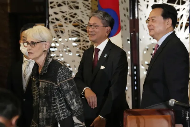 نائب وزير الخارجية الكوري الجنوبي تشو هيون دونغ (يمين) ونائب وزير الخارجية الياباني تاكيو موري ونائبة وزير الخارجية الأميركي ويندي شيرمان (إ.ب.أ)
