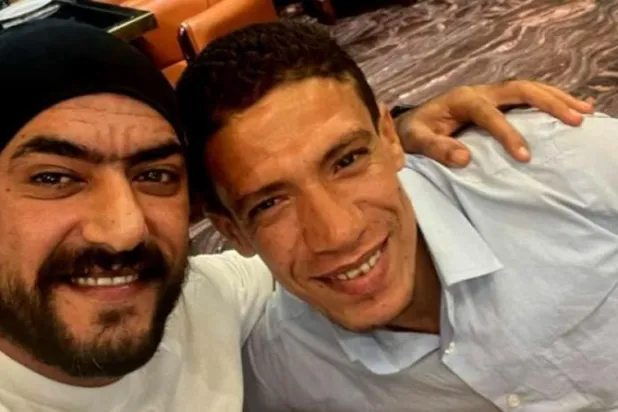 عامل النظافة المصري الذي تعرض للتنمر بصحبة الفنان أحمد العوضي