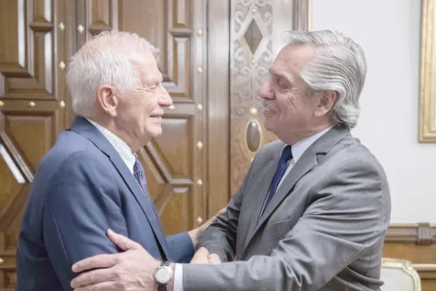 الرئيس الأرجنتيني ألبرتو فيرنانديز (يمين) لدى استقبال ممثل الاتحاد الأوروبي جوزيب بوريل  في بوينس أيرس يوم الثلاثاء (د.ب.أ)