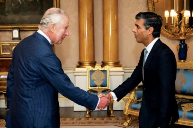کنگ چارلس III نے کل بکنگھم پیلس میں سوناک کو بطور وزیر اعظم تقرر کرنے پر ان سے مصافحہ کر رہے ہیں (اے ایف پی)
