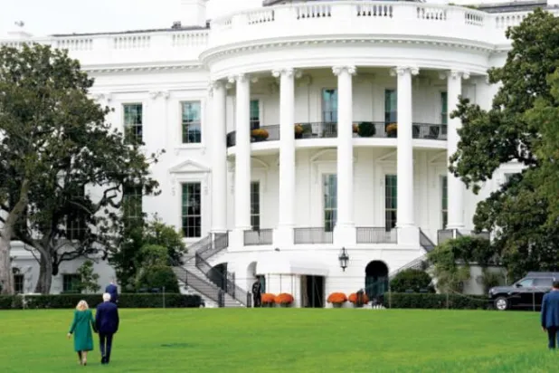 ABD Başkanı Joe Biden ve eşi geçen pazartesi günü Beyaz Saray’ın arka bahçesinde (EPA)