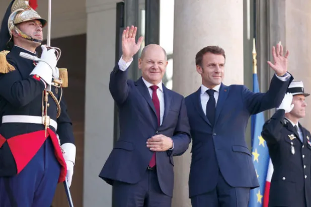 ماكرون مرحباً بشولتس في قصر الإليزيه أمس (د.ب.أ)
