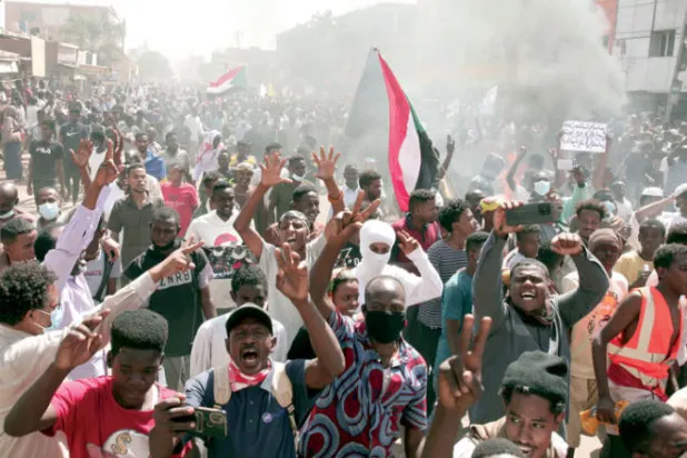 جانب من مظاهرة في الخرطوم منادية بعودة الحكم المدني (أ.ب)