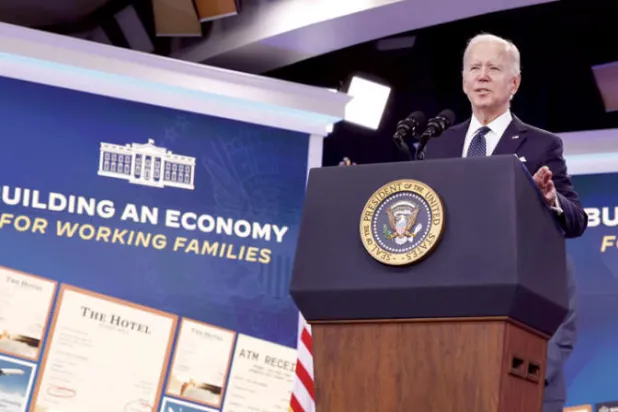 بايدن يتحدث عن الوضع الاقتصادي في واشنطن أمس (أ.ف.ب)