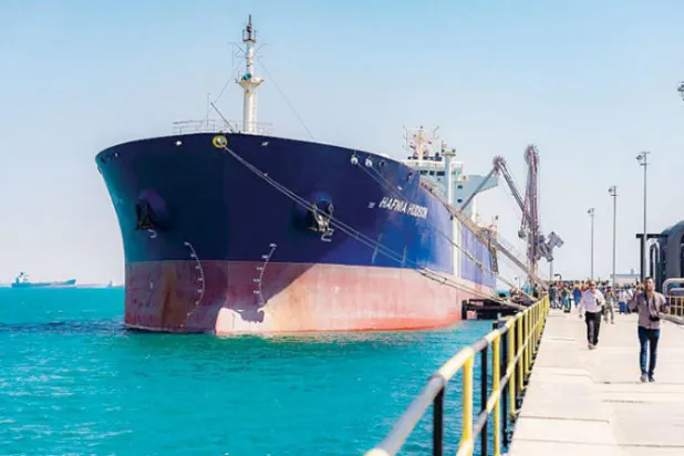 وصول أول شحنة من منحة الوقود السعودية الجديدة إلى عدن الأربعاء لتشغيل محطات الكهرباء اليمنية (واس)