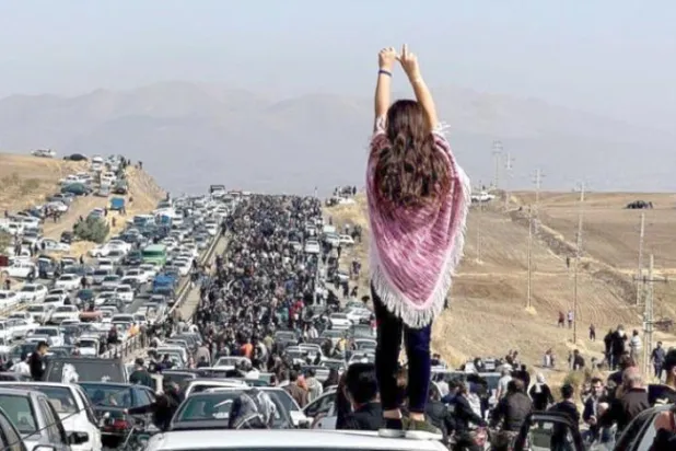 کل صوبہ کردستان کے ساقیز قبرستان میں ایک لڑکی کو مہسا امینی کے معاملہ کے چالیس دن کی تقریب کے دوران ہونے والے مارچ میں فتح کا اشارہ کرتے ہوئے دیکھا جا سکتا ہے (ٹویٹر)