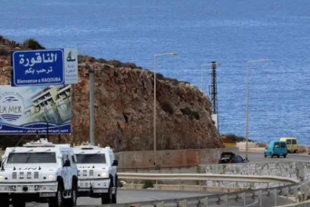 یونیویل فورسز کی دو گاڑیوں کو گشت کے طور پر جنوبی لبنان کے ناقورہ علاقہ کی طرف جانے والی ساحلی سڑک پر دیکھا جا سکتا ہے (اے ایف پی)