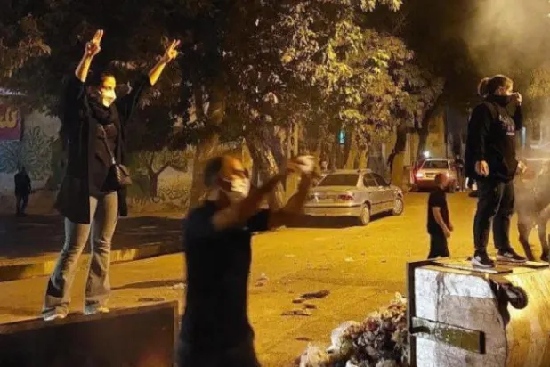 کل مغربی ایران کے شہر کرمانشاہ میں مظاہرین کو دیکھا جا سکتا ہے (ٹویٹر)