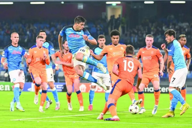 نابولي حسم نتيجة المواجهة أمام رينجرز في شوطها الأول بثنائية مهاجمه الأرجنتيني سيميوني (وسط) (أ.ف.ب)