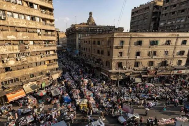 Başkent Kahire'deki kalabalık Ataba Meydanı'ndan genel bir görünüm (AFP)
