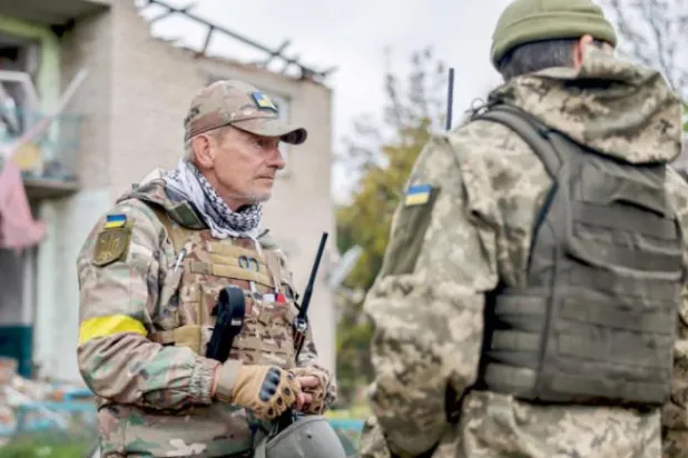 یوکرین کے فوجی شمالی کھیرسن کے ایک علاقے میں دھماکہ خیز مواد کی تلاش کر رہے ہیں جو انہوں نے روسی فورسز سے برآمد کیا ہے (ای.پی.اے)