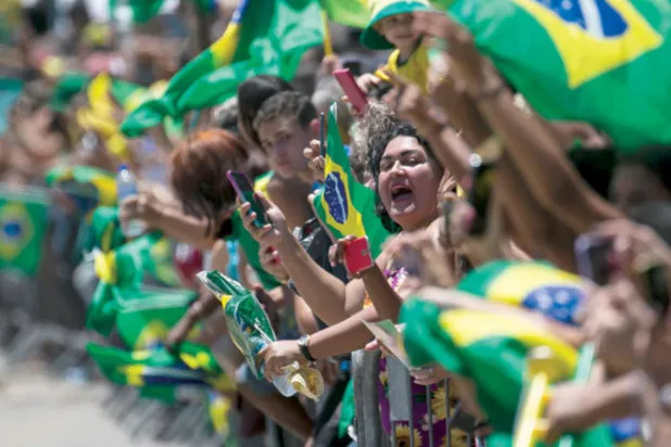 أنصار بولسونارو يجتمعون لدعمه في فعالية انتخابية بريو دي جانيرو أمس (أ.ب)