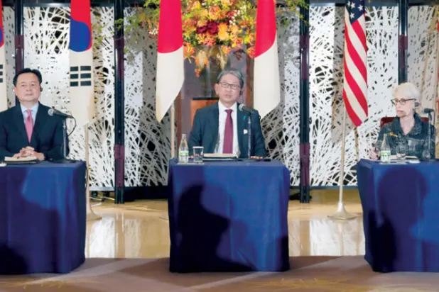مسؤولون من كوريا الجنوبية واليابان والولايات المتحدة يبحثون أمن المنطقة في طوكيو الأربعاء (إ.ب.أ)