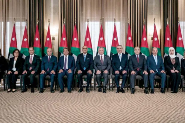 صورة تذكارية لوزراء الحكومة الأردنية الجديدة الخميس (الديوان الملكي)