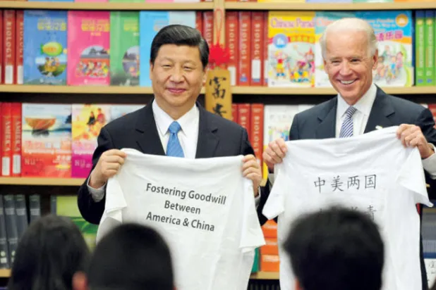 صورة أرشيفية لبايدن وشي وهما يوجهان دعوة للتفاهم المتبادل في مدرسة بلوس أنجليس في فبراير 2012 (أ.ف.ب)