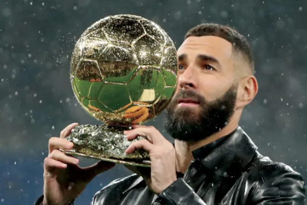 كريم بنزيمة وجائزة أفضل لاعب في العالم (رويترز)