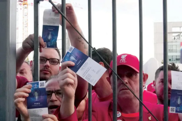 من المسؤول عن الفوضى التي شهدها نهائي دوري  ابطال اوروبا بين ليفربول وريال مدريد (أ.ب)