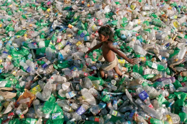 يتسبب التلوث البلاستيكي سنوياً في نفوق مليون طائر وأكثر من مائة ألف حيوان من الثدييات البحرية في العالم حسب {اليونيسكو} (رويترز)